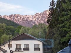 5月5日（日）　はれ

宿の窓から見た朝の白馬連山
もう少し赤くなるかな～と思っていたけどこんなもんでした
朝ご飯を食べて出発！