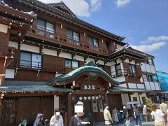 美味しいうどんを食べてタクシーで、ことひら温泉へ向かいます。
40分くらいで到着です。金額は途中うどんを食べて8000円か9000円だったと思います。

金刀比羅宮近くまで来ると、お参りの人と車で大渋滞。
タクシーも全く進まず「途中で下車して徒歩で向かった方が早いよ」っとドライバーさんにアドバイスされ徒歩で宿へ向かいました。