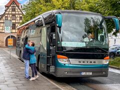 ローテンブルクに到着！
バス停はシュランネンプラッツ（Schrannenplatz）

ロマンチック街道バスは、ローテンブルクの城壁内に乗り入れが許可されている観光バス。

ローテンブルクは再会の街でもある。

ロマンチック街道会長のユルゲンさんとハグ。
半年ぶりかな？