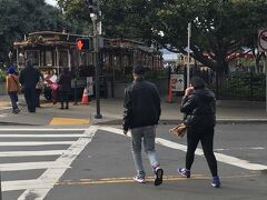 ケーブルカー発着場。パウエルストリート側からはすごく混んでいる印象ですが、こっち側からは空いてます。