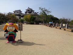 天守広場と松山城天守閣がお出迎え．