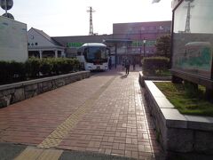 JR松山駅へ．松山市はJRの松山駅より伊予鉄道の松山市駅の方が街の中心地です．