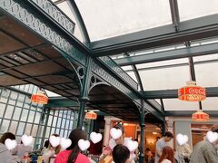 乗り物楽しみまくって笑、少し小腹が空いたのでカフェで休憩します
店内はガラス張りでオシャレですね