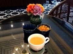 ハノイ3泊目のホテルはLa Mejor Hotel & Sky Bar。
ウェルカムドリンクをいただきながら、座ってチェックイン。
英語もこのホテルのスタッフが一番聞き取りやすかったです。
それを言うと、お客様はアジア人が多いので、極めて分かりやすい英語で話すようにしているのだとか。有難い。