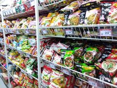 カクテルタイム後は、ホテル目の前にあるスーパーでお買い物。