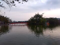 湖を散策します。