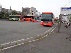 朝のJR松山駅前．