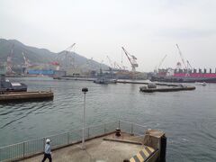 呉港は今でも海上自衛隊が使用しているので，自衛隊の艦船が沢山停泊していました．