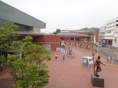 呉駅前には大和ミュージアムがあります．