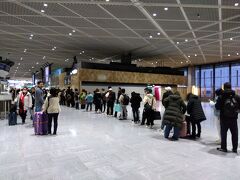 平日の成田空港ですが、朝の時間帯は大混雑。保安検査場が見えないくらいまで行列ができていました。