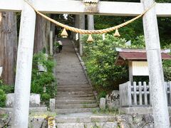 湯野神社です。
境内に乞食の親子がいるという子どもたちの通報を受けて、三木巡査(緒形拳)が石段を走っていきます。〈『砂の器』と木次線〉という本では石段のシーンは何度も撮り直しをして７回目でＯＫが出たという事。普通に歩いても大変ですよ。

