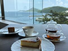 カフェラウンジで有名なチーズケーキ☆
紅茶は和紅茶、夫は三重のコーヒーを。
海が見えて素敵な空間♪
