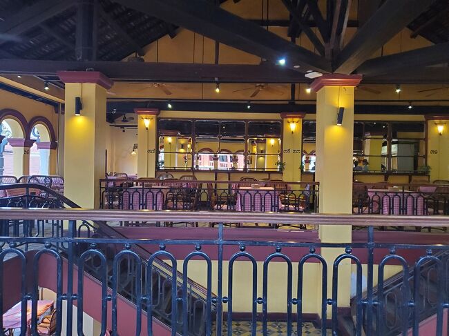 落ち着いた雰囲気の店内。<br />まだ時間を早いので、空いています。<br />店員さんが、若者中心ですね。<br />エアコンは効いていません。<br />窓から吹き抜ける風のみですが、心地好く過ごしました。