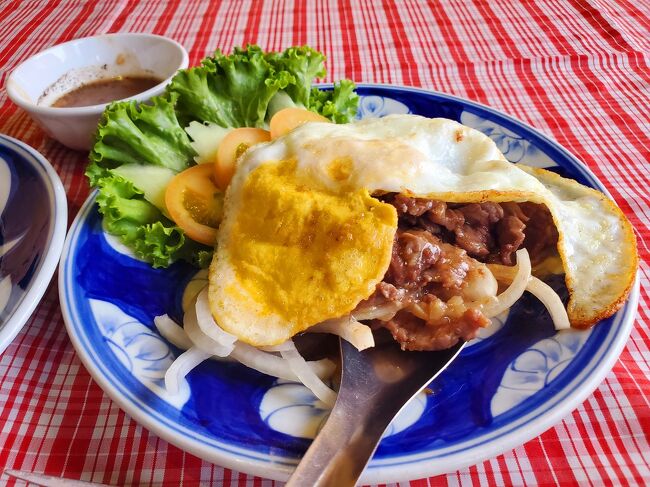 ロックラック(牛肉の黒胡椒炒め)。<br />お肉が柔らかくて、辛味はほとんどなく、<br />エスニックと中華の中間点の味つけ。<br />ご飯とよく合う～！好きなお味で、気に入りました(*^^*)<br /><br />現金しか使えず、お釣りは、現地通貨(リエル)です。