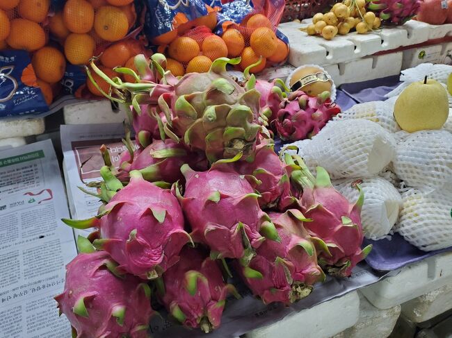 ドラコンフルーツや、果物がズラリ。