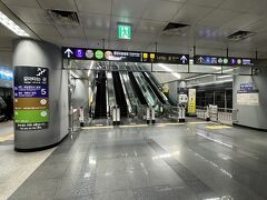 空港列車の駅まで、少し歩きます。結構　遠い・・・
