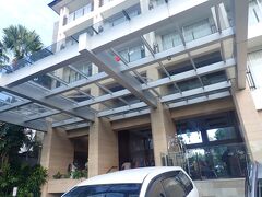 そして・・ホテルへ。
レギャン通りの１本東側の通りに面する立地。
「フェアフィールドバイマリオットバリレギャン」です。