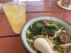 一度私はホテルへ戻り、ホテル付近の飲食店「パーラースリーピース」さんでランチを頂きました。

色々あるなか、食べたのは「久米島そば アーサ入り」。アーサとは沖縄の方言で海藻のことを指すそう。食べてみたら、美味しい～～♪♪沖縄に来て、沖縄そば、ソーキそば、久米島そばと、そばばっかり食べてますが、どれも美味しくすっかりドハマり。

ドリンクはもちろん・・・シークワサージュース＾＾
（数年前に沖縄に初めて旅行で来て飲んで以来、私の大好きなジュース）