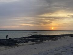 最後は、サイプレスリゾート久米島付近にあるシンリ浜で夕日を鑑賞。
曇天なのであまりきれいに見えなかったのが残念。