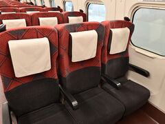 北陸新幹線つるぎ10号の座席。「赤」が新鮮。ヘッドレストが上下する。敦賀発10:18で、福井には10:34に着いた。