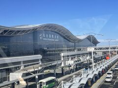 ようやく仙台空港駅へ到着。こちらでお昼を食べようと思ってましたが、電車遅延で時間がなくなり、写真を撮っただけで、すぐに乗ってきた電車で仙台へと向かいます。