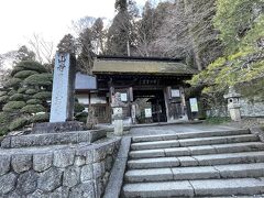時間が遅かったので山寺には入れず、残念。上まで行くと往復2時間はかかるよう。