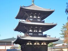 　お土産屋が並ぶ猿沢商店街の間の階段を上がって興福寺の境内に入ると、左手に三重塔がありました。朝の光を浴びた三重塔は軽やかな印象の塔でした。