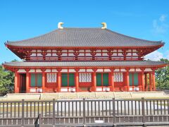 　興福寺の境内の中央にある色鮮やかな中金堂です。藤原不比等が創建した興福寺最大規模の仏堂を、2018年に復元したものです。1300年の時を超えて創建当時のまま残されていた礎石の上に、朱色の柱が並んで再建されています。柱の赤、窓の緑、屋根の上で金色に輝く一対の鴟尾、どこを見てもピカピカに新しく、不比等が創建した当時の雰囲気が味わえました。