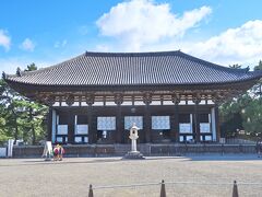 　聖武天皇が、伯母の元正上皇の病気が治りますようにと願って建立した東金堂です。ずらりと並んでいる国宝の仏像を拝観しました。維摩居士坐像は、額に血管が浮き出るほど興奮して議論していて、血管が切れないか心配なほどでした。