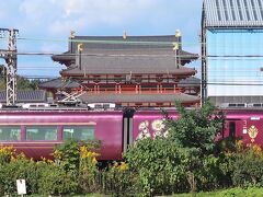 　大和西大寺駅から平城京跡へ向かいました。平城宮跡歴史公園内に入ると、ススキ越しに復元された建物が見えてきました。公園内を近鉄奈良線の電車が通過していきます。