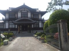 　今井町にいき、最初は今井まちなみ交流センター華甍を訪問しました。
　今井まちなみ交流センター華甍とは奈良県の指定文化財で、今井町の南東に位置しています。明治36年（1903）高市郡教育博物館として建設され、昭和4年からは今井町役場として利用されていました。
　現在は、今井町の歴史を詳しく、分かりやすく解説する資料を一堂に集めた資料館としての役割を担っています。