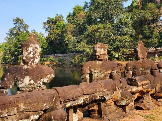 このナーガを引っ張りあっているのは、<br />こちらの神々。