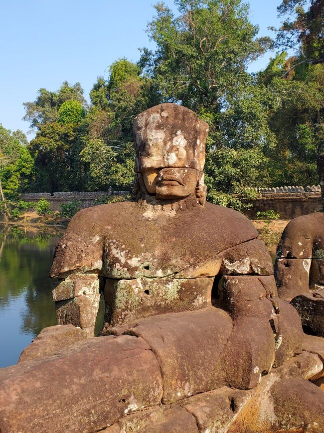 乳海撹拌の像。<br />良い神様と悪い神様(阿修羅)が、<br />ナーガ(蛇神)を引っ張りあって、<br />不老不死の薬(アムリタ)を造り出す様子を表してます。<br /><br />とてつもない神話だな。