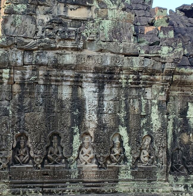 壁面にいくつも刻まれたリシ(賢者)。