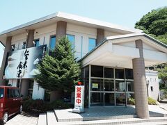 出雲三成駅にある観光協会ではレンタカーサービスがあり、車ですぐに仁多米食堂でお昼ごはん。