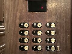 NY・マンハッタン『Baccarat Hotel & Residences』

『バカラ ホテル＆レジデンス ニューヨーク』の
エレベーター内の写真。

12階まであります。

2階にレセプションがあります。