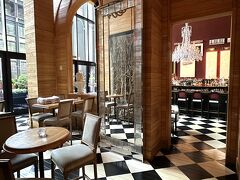 NY・マンハッタン『Baccarat Hotel & Residences』2F【The Bar】

『バカラ ホテル＆レジデンス ニューヨーク』

奥にバーがあります。「バカラ」のシャンデリアが素敵☆彡