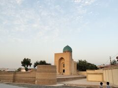 ショブバザールのすぐ隣に巨大なヒビハ二ムモスクがありますが、ちょうどその正面に立つのがヒビハニムが眠っているお墓があります。モスクに比べると規模は小さいですが、ぽっこりブルーの屋根が印象的な建物でした。