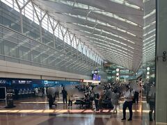 6月、土曜日の羽田空港第二ターミナル。そんなに混雑してません。