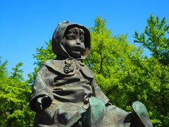 横浜人形の家の脇を通って山下公園へ。