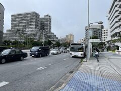 那覇空港からバスで県庁前で下車。