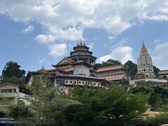 続いてやって来たのは、ブルーマンションから車で約30分、マレーシア最大の仏教寺院「Kek Lok Si Temple 極楽寺」
まるで丘の上の巨大なテーマパークみたい！！