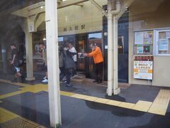 阿久根駅。
おれんじの制服？を着たおれんじ鉄道職員さんが丁寧に接客してました。
この駅で学生さんを中心に10人くらいの「大量乗車」