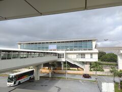 バスも良いのですが、道路が混みあい、時間通り来ないこともあるので、モノレールを勧められました。バスより高めです。２～３両です。