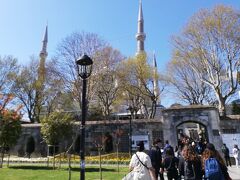 〇スルタンアフメト・モスク Sultan Ahmet Camii

長蛇の列を覚悟していたが、意外にあっさりと入場できた。
多分10分も並んでいないと思う。