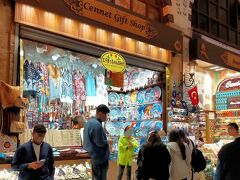 《エドまっちゃんの店＠エジプシャンバザール》

当てもなく歩いていたら、有名なエドまっちゃんの店があった。
一応地下まで見て回ったが、どこにでもありそうなお土産屋さんだった。
一応日本語が通じるのが有名な所以なんだろう。