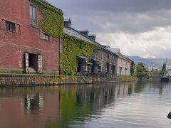 運河沿いを歩く。外人率やたら多し。やっぱり北海道は人気やねんな。