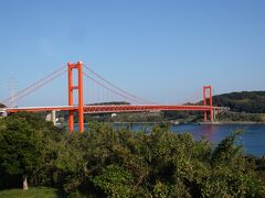 「平戸大橋」は、赤色が印象的な全長665メートルのつり橋です。平戸島と本土部を結ぶ交通の要所でもあります。