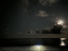 月夜のビーチ。
水面に、月の明かりがユラユラしています。