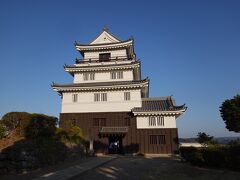 亀岡公園の最大の見どころは何といっても「平戸城」です。平戸藩主・松浦家の城として享保3年（1718年）に完成しました。